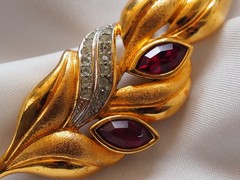 Lanvin * Vintage gold tone leaf brooch crystal rhinestones Signed