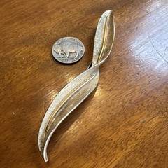 CORO Signed Vntg Long Leaf w/ Twist Gold Pin BroochTextured Gold tone 4.25″ EUC