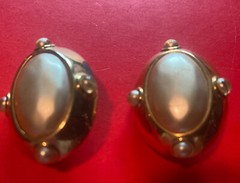 Vintage Carol Lee Gold Tone Framed Simulated oval Mabe Pearl Clip on Earrings