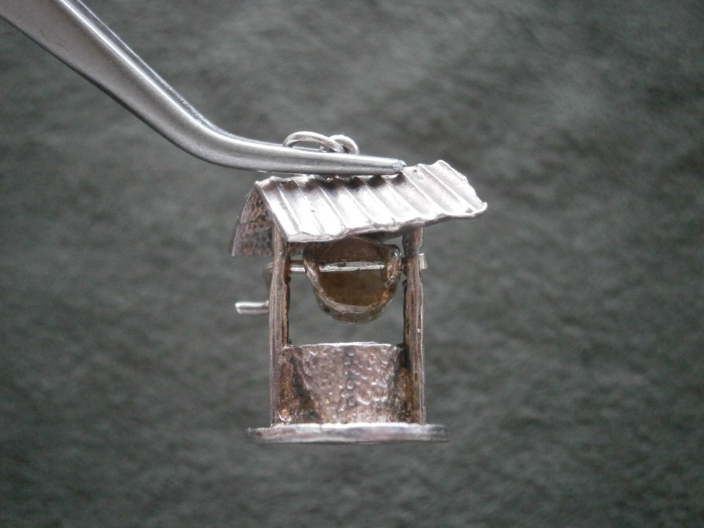 TJH Large Wishing Well with Offset Roof Vtg Sterling Silver Charm Pendant 5.0g