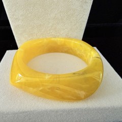 VTG. ESTATE 1980’s BUTTERSCOTCH & WHITE SWIRLED ASYMMETRICAL BRACELET-BG176