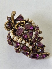 HOLLYCRAFT Signed Purple AMETHYST GLASS Rhinestone Faux Pearl Leaf BROOCH 1953