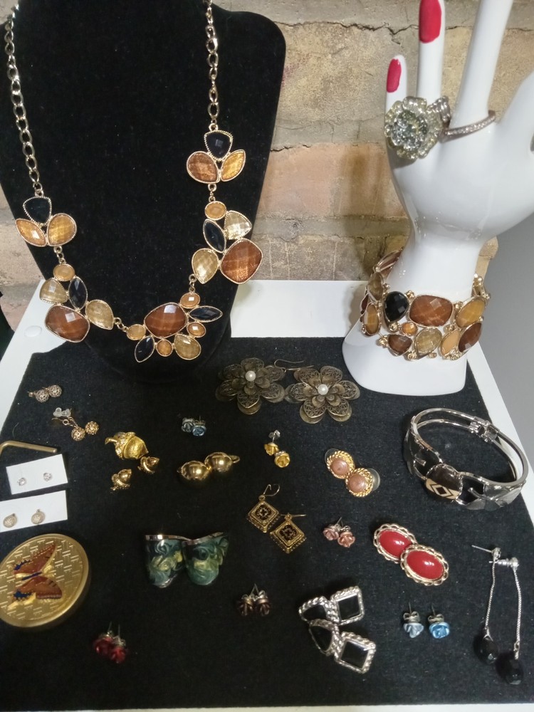 Vintage To Modern Jewlery Lot Brooches Pins Earings Purse Hook Neman Marcus