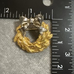 Vtg Mixed Metal Gold & Silver Tone Holly Berries Bow Wreath Brooch Pin