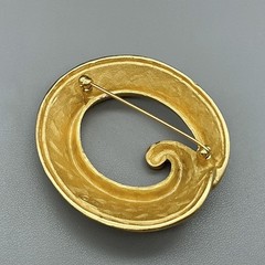 AK Brooch Abstract Modernist Swirl Round Gold Tone Art Pin Retro Costume Jewelry