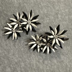 VTG Climber Lucite Black White Flower Earrings 50s Clip Daisy Cluster Rhinestone