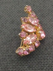 KRAMER OF NEW YORK vintage goldtone prong-set pink stones dainty brooch
