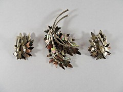Vintage Unbranded Silvertone Leaf Brooch Pin & Earrings