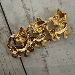 Vintage Three Cats CASUAL CORNER Gold Tone Pin Brooch Cat Jewelry