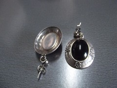 1 Pair Old 1.25″in Oval Shape Metal/Acrylic Stud Earrings