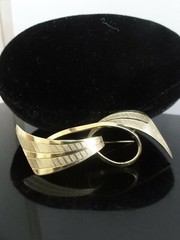VTG RARE HEAVY GOLD PLATED GERMAN DESIGNER Signed BOW BROOCH