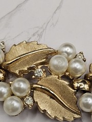 Vintage Crown TRIFARI Brushed Gold Faux Pearl Rhinestone Leaf Bracelet 7″