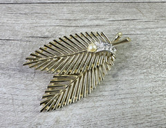 Vintage Unbranded Leaf Brooch Rhinestone & Pearl Accent 3.25″