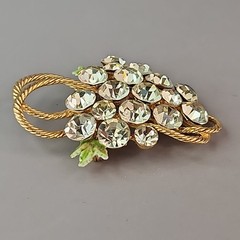 Vintage Rhinestone Grape Brooch Yellow Green Glass Gold Tone Fruit Pin 2.25″