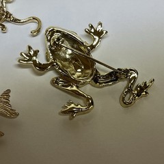 VTG Tiny Brooches Pins Gold Tone Lizard Green Eyed Frog Trifari Frog Kore Fish