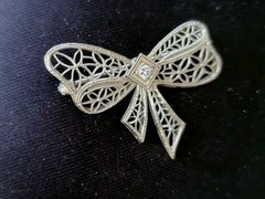 Antique 1920s BELAIS BROTHERS 18K White Gold Sapphire Filigree Bow Brooch