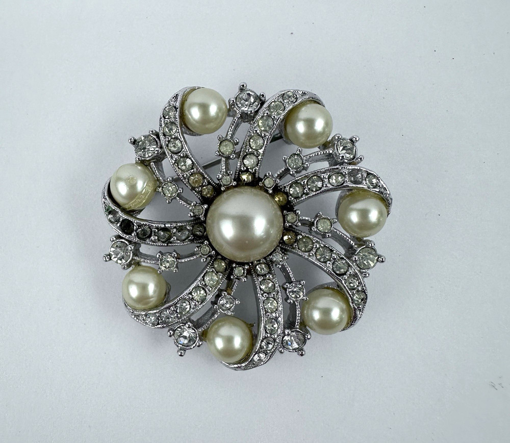 VTG Swirl Style Brooch/Pin Faux Pearl & Rhinestone Platinum Look 1-3/4″ Diameter