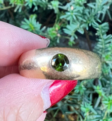 VINTAGE 14K GOLD FLUSH SET GREEN TOURMALINE GYPSY RING VERY HEAVY CHUNKY UNISEX