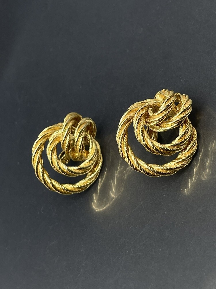 Vintage GOLDTONE KNOT TEXTURED ROPE Casual Career Retro 0.9” Clip On Earrings