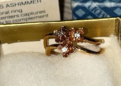VTG AVON RING – “FLOWER BRIGHTS” GOLD TONE 3 FLOWERS W/ RHINESTONES Size 7