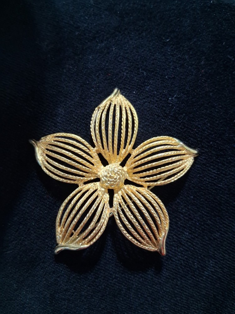 Vintage Costume Jewelry 1970’s Textured 3-D Gold Tone Blooming Flower Brooch