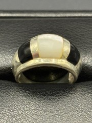 Vintage Sterling Silver Mother Pearl Onyx Dome Ring 6 Grams Size 7.5 D7