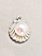 VINTAGE 925 STAMPED STERLING 9 MM FINE CULTURED PEARL IN CLAM SHELL CHARM