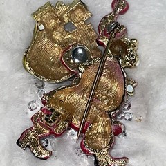 Vtg 50’s MODE ART Santa Claus Red Enamel Pin Brooch Gift Bag Christmas