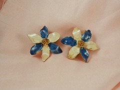 Beautiful Vintage Enamel Flower Earrings 595E
