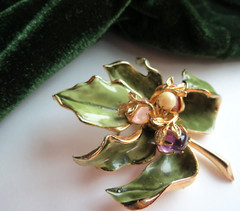 MINT Book Piece – Francois by Coro Enamel Leaf Pin Pearl & Chalcedony Stones