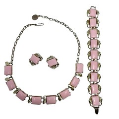 Vintage Pink Thermoset Jewelry Set Gold Tone Leaves Necklace Bracelet Earrings