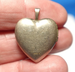 STERLING SILVER HEART LOCKET “I LOVE YOU” VINTAGE 3 GRAMS 18 X 22 MM J-688