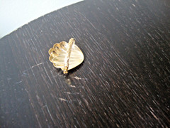 VTG 1970s SCALLOPED SEASHELL GOLD TONE HINGED W/ SAFETY CATCH DRESS/SCARF CLIP