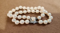 VINTAGE DOUBLE STRAND FAUX PEARLS 7″ BRACELET W/RHINESTONE CLASP, HAND KNOTTED