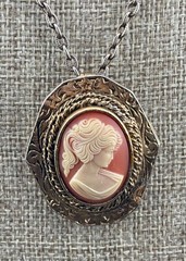 Vintage Gold-Tone Peri Cameo Pendant/Brooch Necklace 23″