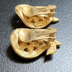 Vintage Mode Art Clip On Earrings Faux Pearl Rhinestone Brushed Gold Tone
