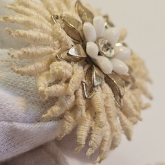 Vintage White Lace Like Flowers Gold Towe Twist Clip On Earrings