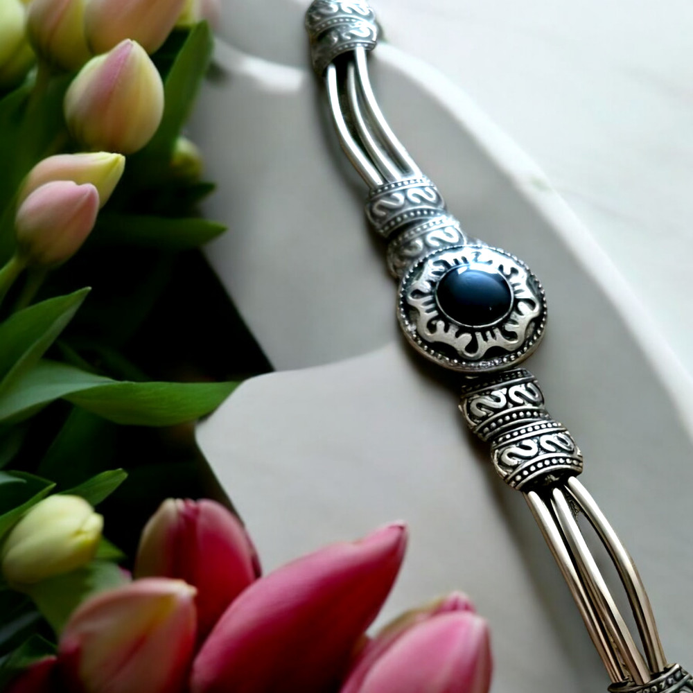 Bracelet Silver Tone Black Center Stone Adjustable Vintage Jewelry (G110)