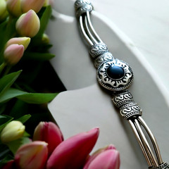 Bracelet Silver Tone Black Center Stone Adjustable Vintage Jewelry (G110)