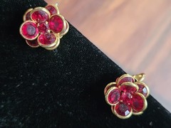 Vtg Flower Clip On Eearings Faceted Red Crystals Rhinestone Layered Gold Tone
