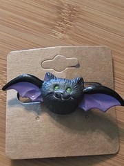 Russ Halloween Bat Pin Brooch Hong Kong 2.125″ Inch Purple Black Plastic Vintage
