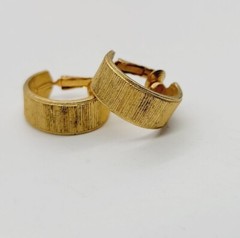 Sarah Coventry HOOP Clip On Earrings .75 in Textured Vintage