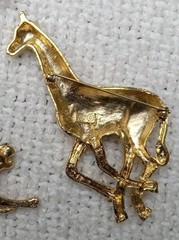 Vintage Kenneth Cole Giraffe Pin Brooch. Signed KC Gold Tone w Enamel Accents