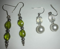 LOT 22 PAIRS VINTAGE EARRINGS PIERCED DANGLE DROP BEADED STONE GLASS COLORFUL