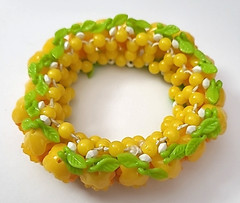 Vintage Women’s Stretch Bracelet UV Glow Multicolor Lucite Plastic Flower Leaves