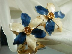 Beautiful Vintage Enamel Flower Earrings 595E