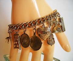 Vtg ’50s Gold Tone 15 Charms 7″ Bracelet Heavy Curb Link Chain Includes Ashtray