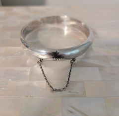 Vintage Petite 925 Sterling Silver Hinged Bangle Bracelet w/Safety Chain