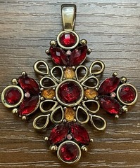 Very Nice Gold Tone/Red & Yellow Stone Pendant – Must Have for Any Occassion WOW