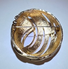 Vtg Brooch Pin Gold-Tone Stylized Circle Domed Fashion Jewelry 25 grams 1.75″